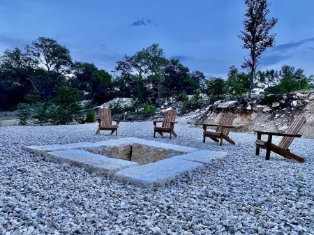 Hill Country Modern Cottage - 5 minutes to the boat ramps