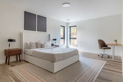 Luxury 2 Bedroom Furnished Apartment in Heart of Quincy Hotels near United States Naval Shipbuilding Museum & USS Salem