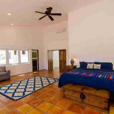 Amazing 6,000 sqft house sleeps 10, walk to Beach, Shops and Restaurants Rooms
