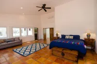 Amazing 6,000 sqft house sleeps 10, walk to Beach, Shops and Restaurants - 방갈로