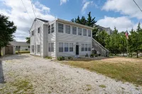 Beach House at Broadkill- Sleeps 13, Dog Friendly Hotels near The Crossing (Lewes Church of Christ)