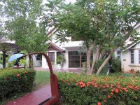 Idyllic beach villa C8 in the tropical garden beach in front of the door Hotell i Chakphong