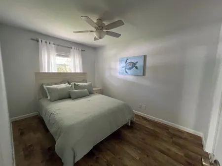 Little Palm Villa retreat less than a mile from the beach!