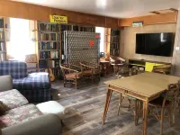 5 star on CATFISH LAKE wet boathouse, sandy beach, 5 bedroom, air cond