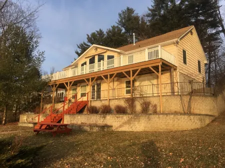 Lakeside House in Adirondacks near Lake George Отели рядом с достопримечательностью «Зона отдыха Герни Лейн»