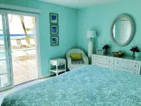 The Pink Beach House - Private House and Pool directly on the Beach, Rum Point