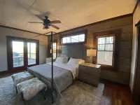 Parade of Homes Cabin w/hot tub, outdoor fireplace, community riverfront! - Træningscentre