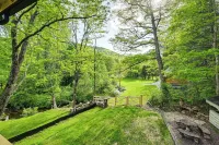Creekside Cabin: Tubing, Trails & Highlands Charm! - Wifi