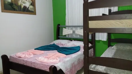 DANIEL SEASON HOUSE- 3 minutes from the park, pool, air, Wi-Fi, billiards and TV.