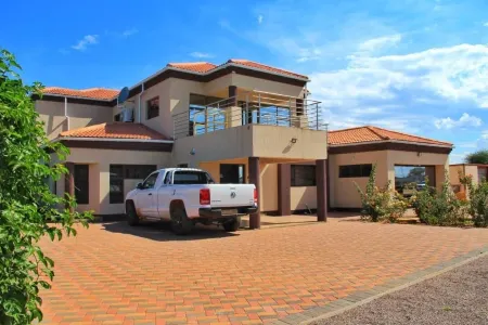 Tlokweng Rose Garden Guesthouse Отели рядом с достопримечательностью «University of Botswana»