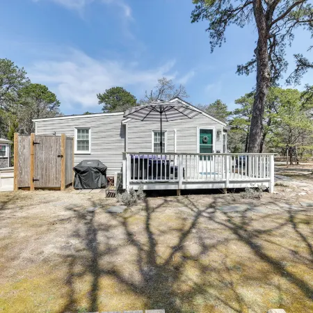 2 Mi to Beaches: Cozy Peaceful Escape w/ Deck