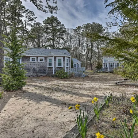 2 Mi to Beaches: Cozy Peaceful Escape w/ Deck