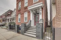 Comfy Bayonne Townhome ~ 11 Mi to NYC Attractions Отели рядом с достопримечательностью «Bayonne Park»