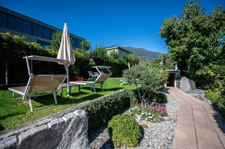 Ascona Lodge, Pool & Garden Retreat Отели рядом с достопримечательностью «I Love Ascona Sign»