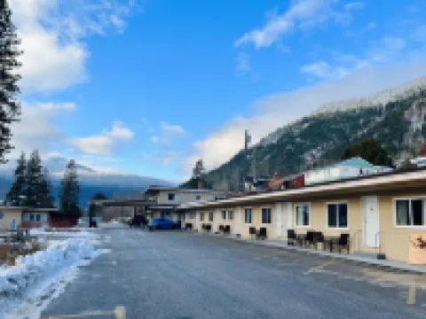 Villa Motel Hotels in Central Kootenay