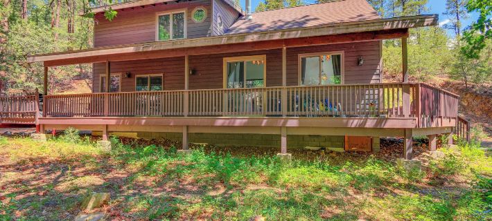 6 Mi to Mt Union: Peaceful Cabin w/ Deck Hotels in Явапай