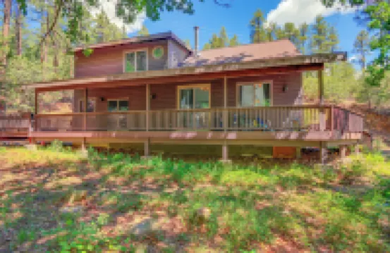 6 Mi to Mt Union: Peaceful Cabin w/ Deck