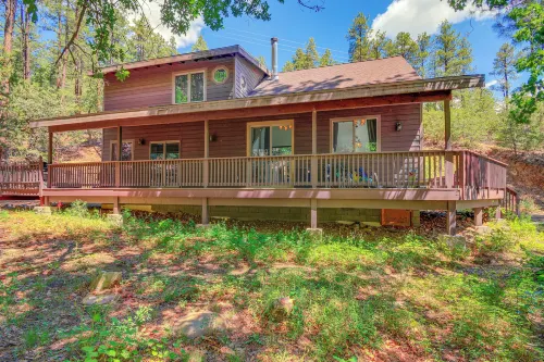 6 Mi to Mt Union: Peaceful Cabin w/ Deck