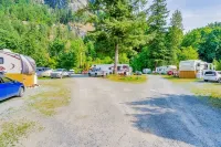 Holiday Motel & RV Resort - Motels