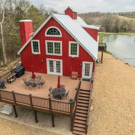 'the Lodge at Crider Creek' Getaway on 140 Acres!