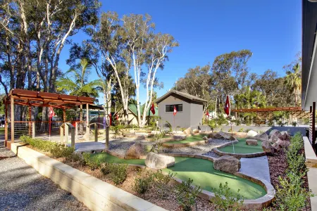 Sapphire Beach Holiday Park Отели рядом с достопримечательностью «The Big Banana»