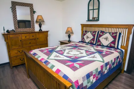 One Bedroom Condo, Walking Distance to Estes Park, River View from Deck. 1 Condo Отели рядом с достопримечательностью «оз. Спраг»