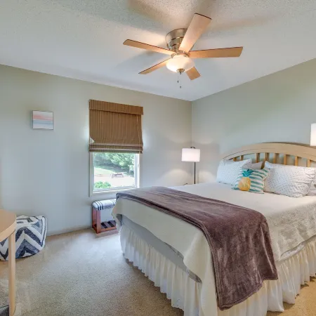 Luxe Lake Sinclair Living Private Dock and Beach!