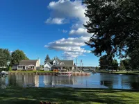 Charming 3-bedroom Lake Cottage with Dock, WiFi, & AC on enjoyable Houghton Lake