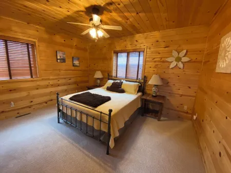 Beautiful Home in the Woods Отели в г. Ленрут