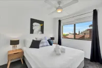 Hacienda- Canal Views and Comfort