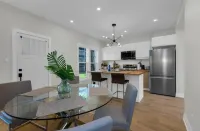 Modern Cozy Entire Townhome 3 Bedrooms 2 Parking