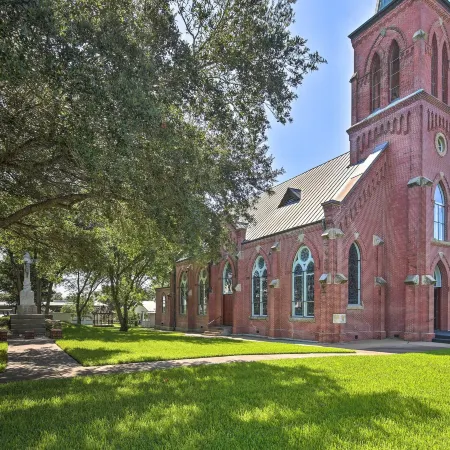 Peaceful Schulenburg Farmhouse w/ Fire Pit & Games