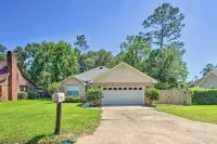 Cozy-Modern Pensacola Home Large Yard, Grill - Wifi