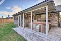 Home w/ Screened Porch ~ 10 Miles to Dtwn OKC! - parking