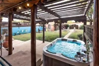 Pet-Friendly Clovis Home Yard, Pergola and Hot Tub - 3 Sao