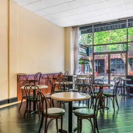 Best Western Plus Pioneer Square Hotel Downtown Отели рядом с достопримечательностью «Пляз Алки»