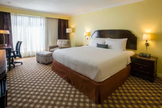 託盧卡機場萬怡酒店