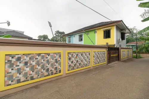 RedDoorz Plus Near Jungeland Sentul Hotels in Babakan Madang