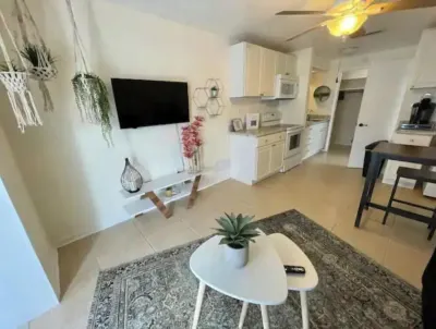 Prime Location! 5min to the Beach/Cruises