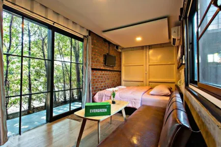 99/9 Box Resort Отели рядом с достопримечательностью «Wat Pa Pan»