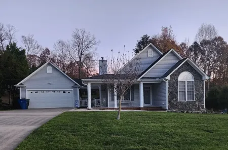 Cozy 3Br w/ Fenced Yard, Porch & Easy City Access- Pets Welcome! Отели в г. Грейам