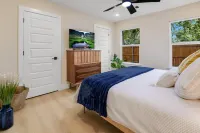 Sapphire Gem - In Downtown Georgetown