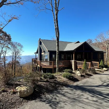 Mountain View’s with Hot Tub & Pool Table on Beech Mountain. Sleeps 10.