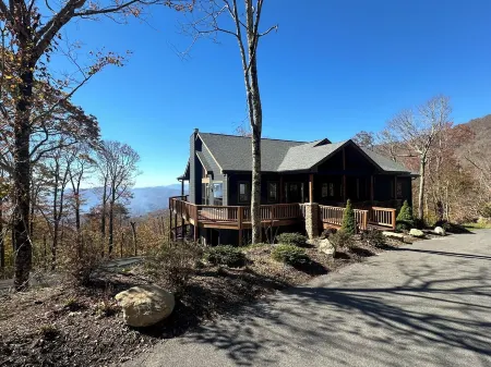 Mountain View’s with Hot Tub & Pool Table on Beech Mountain. Sleeps 10.