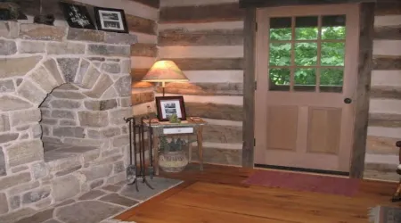 Tavern River Cabin, Historical, Riverfront, Log, Hottub, Large Stone Fireplace