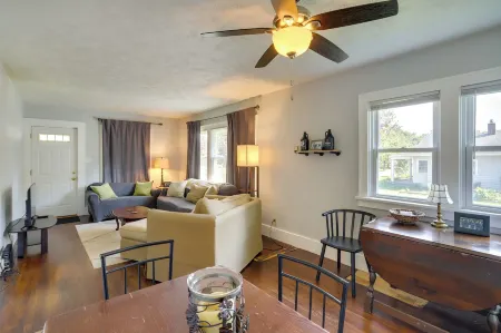 Lovely Home in South Bend Walk to Notre Dame! Отели в г. Саут-Бенд