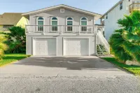 Waterfront Home w/ Deck & Pool in City-by-the-sea - 4-Sterne