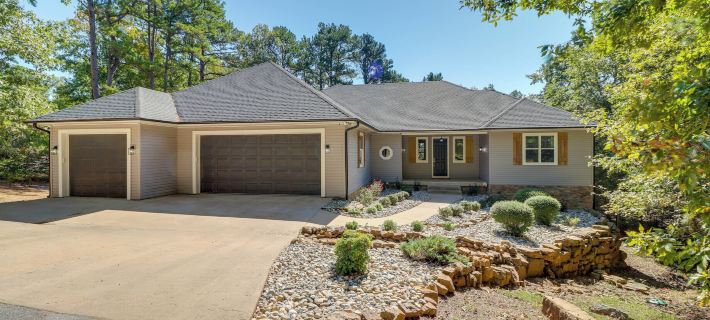 Luxury Lakefront Retreat w/ Deck & Patio! Ξενοδοχεία στην πόλη Cleburne County