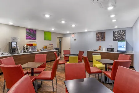 Red Roof PLUS+ Brooklyn - 3rd Ave