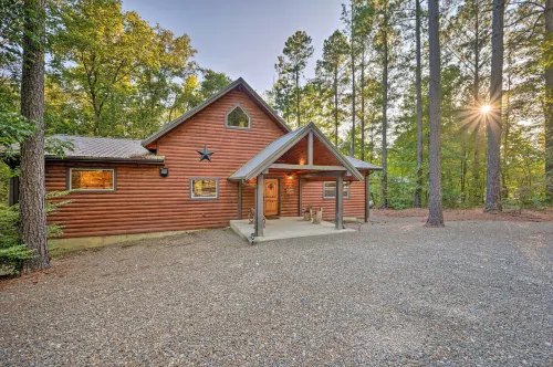 Creekside Broken Bow Cabin w/ Hot Tub & Fire Pit!